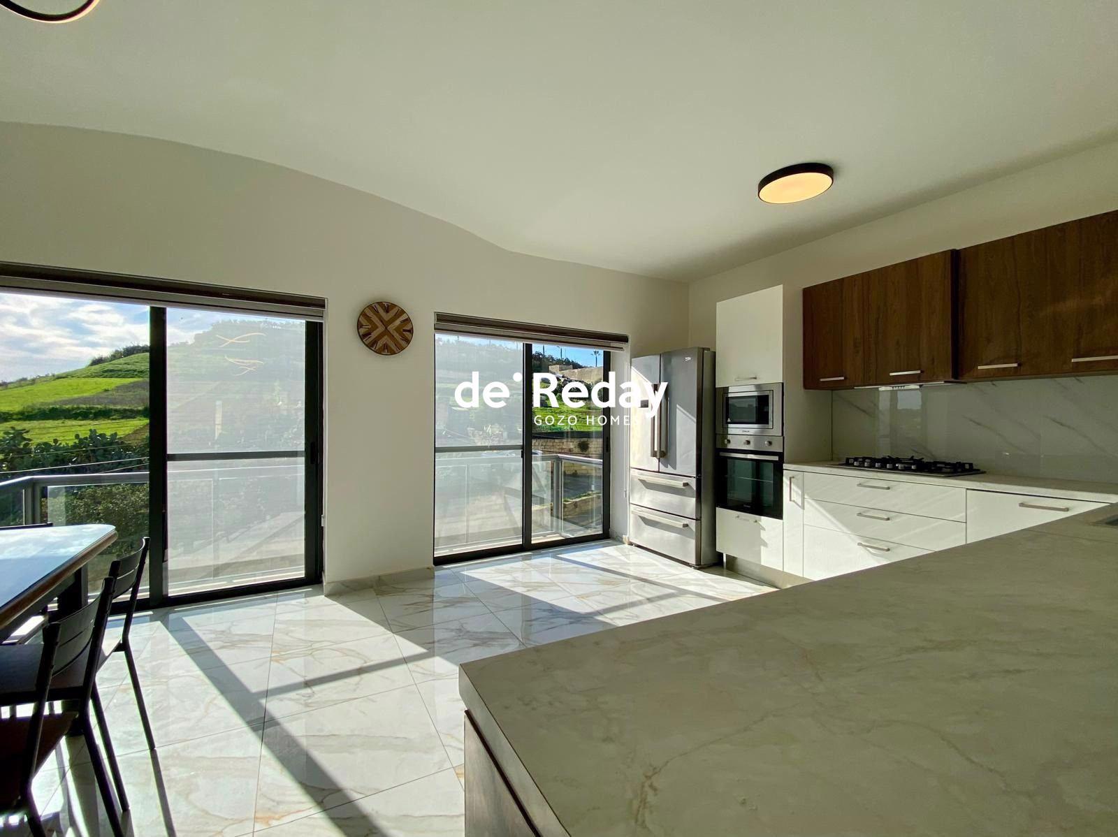 3-bedroom apartment for rent in Victoria - photo 1 of 10