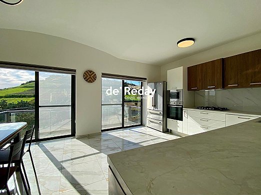 3-bedroom apartment for rent in Victoria - photo 1 of 10