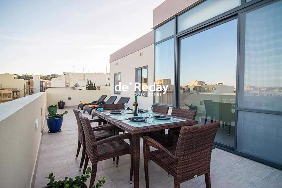 2-bedroom apartment for sale in Victoria - photo 2 of 10